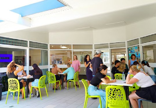 Estudiantes en el patio de Lexis Noosa