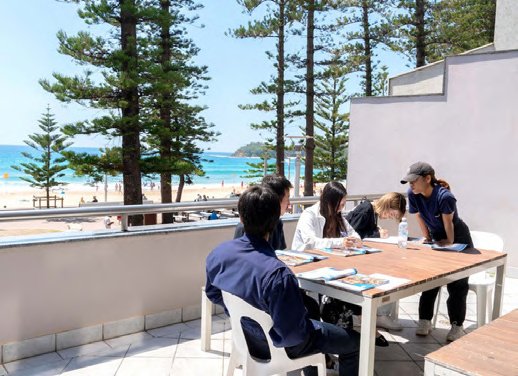 Clase en la terraza frente al mar