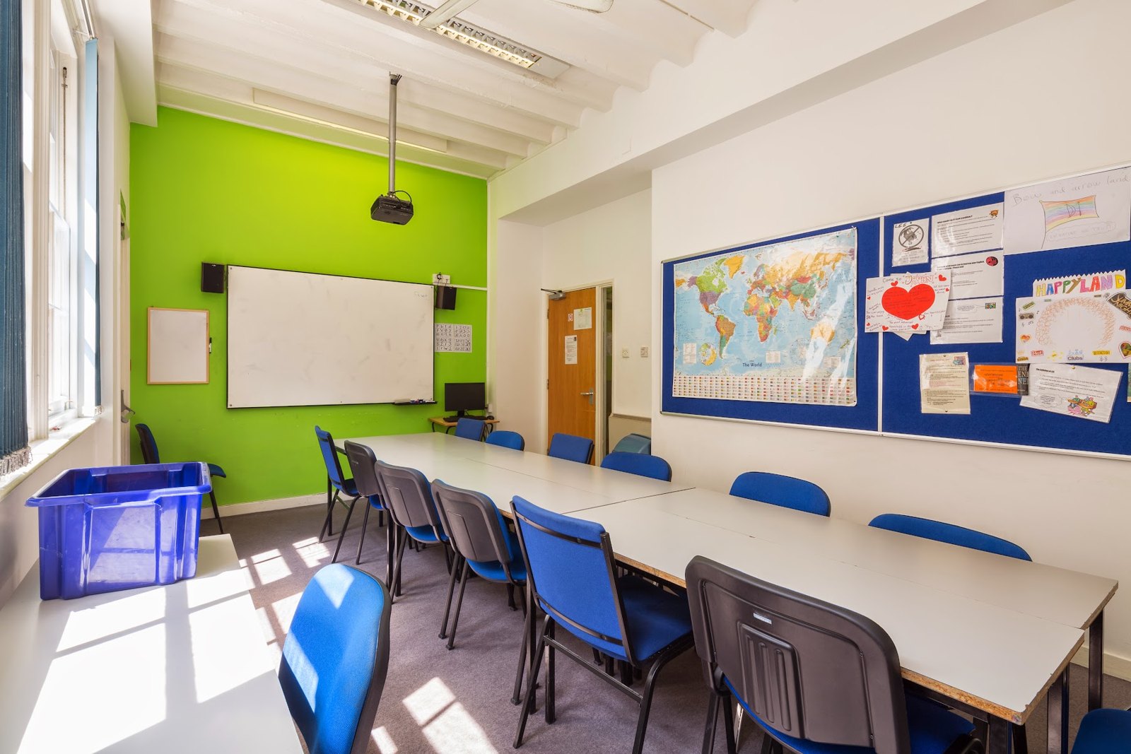 Aulas modernas y luminosas