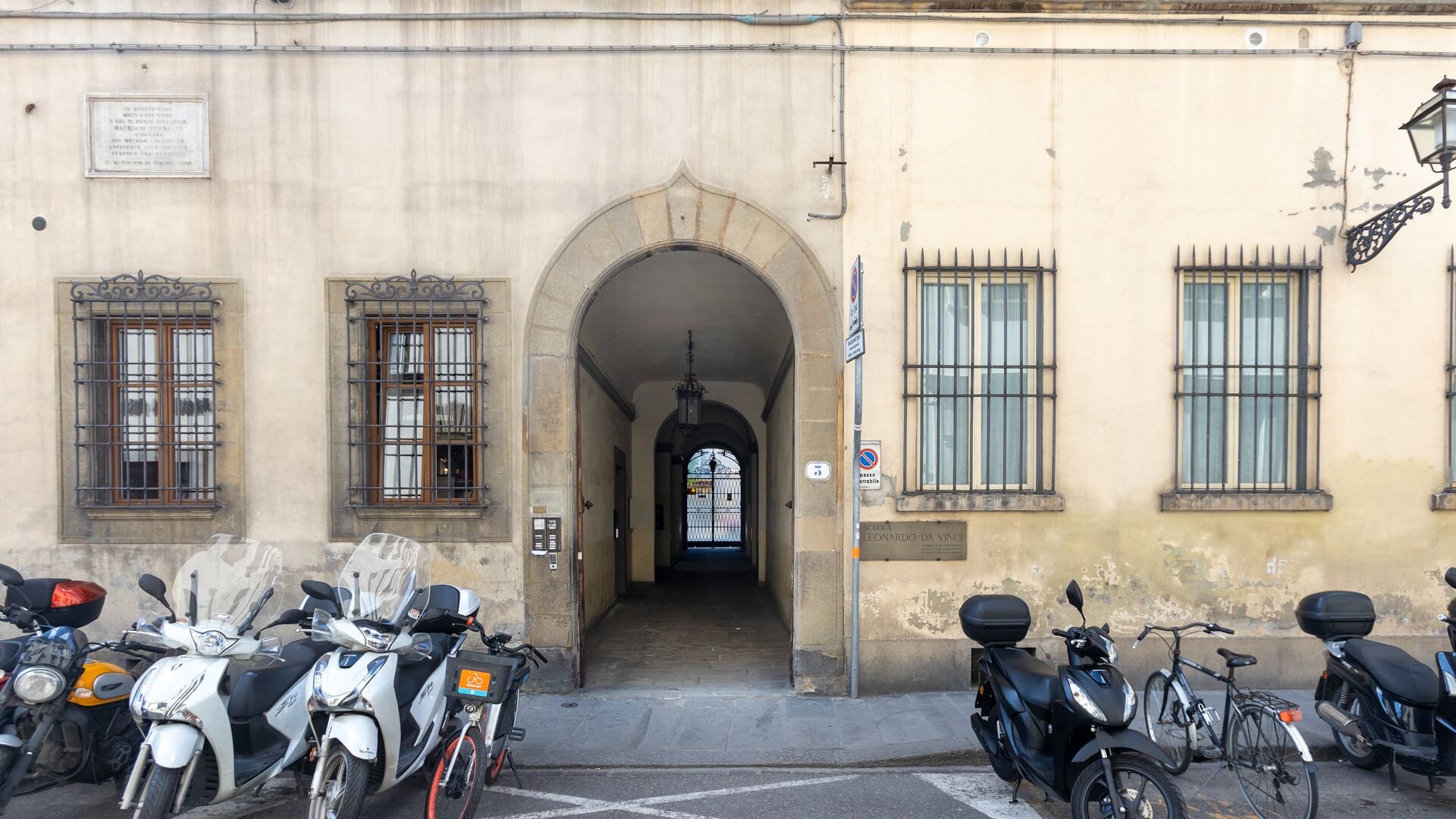 Un palacio histórico en el centro de Florencia