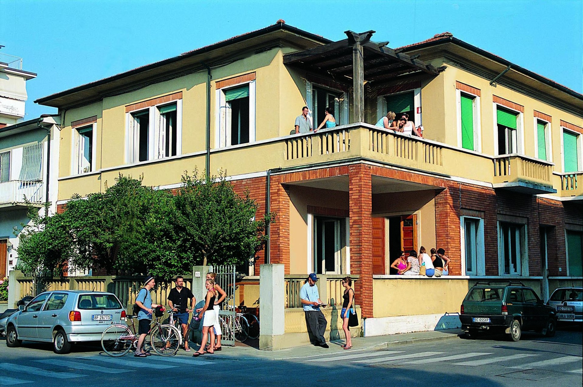 La escuela, a pasos de la playa